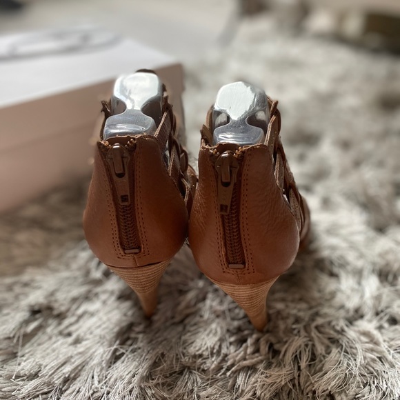 Nine West strap heels! - Picture 4 of 4